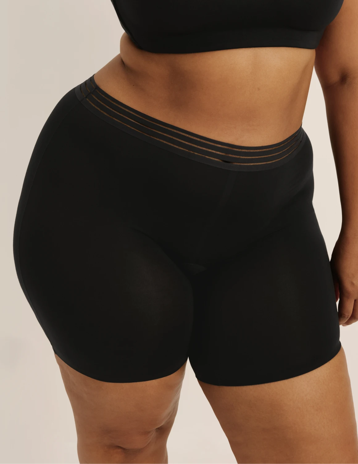 Leslie has 49” hips and wearing KNIX XXL | Black