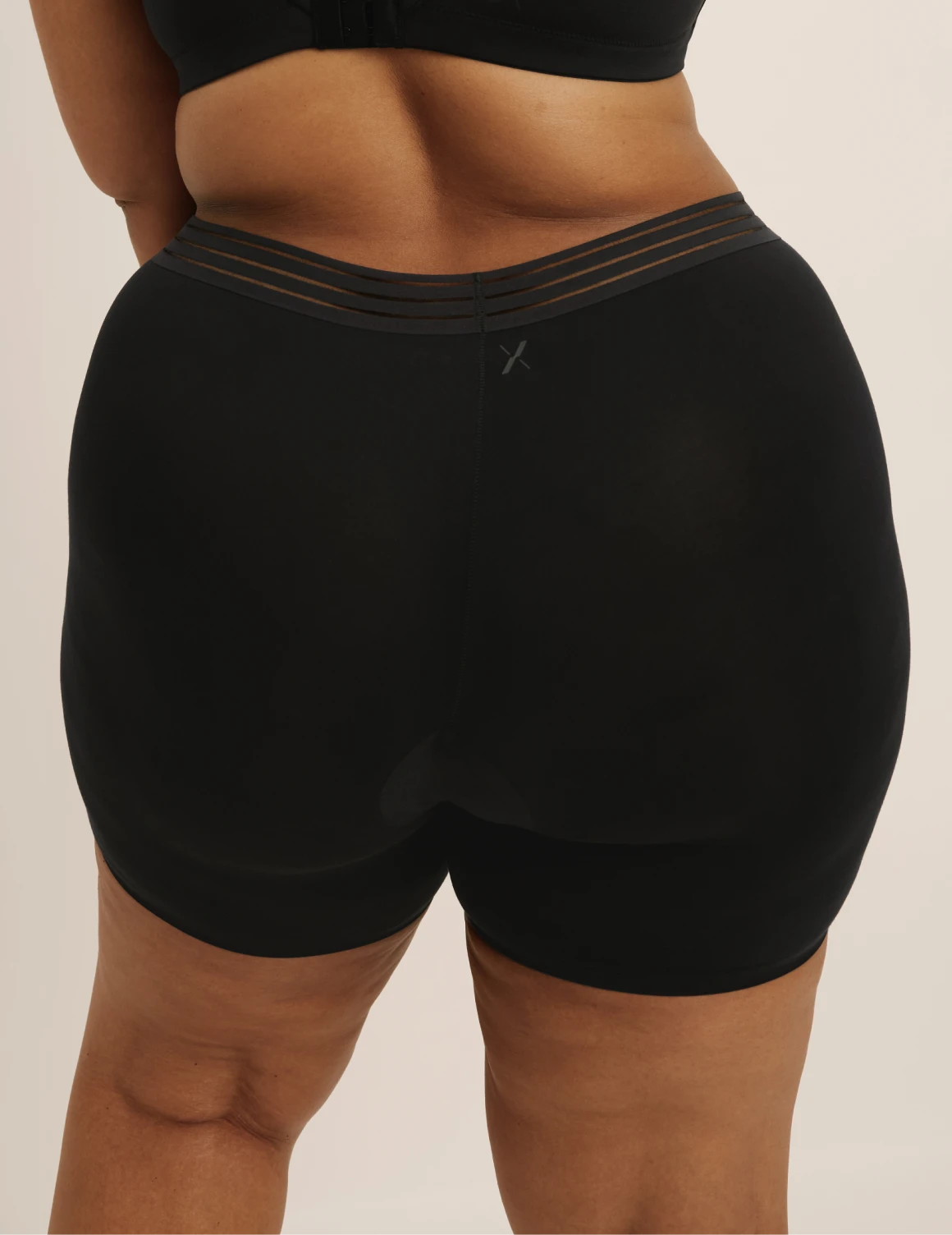 Leslie has 49” hips and wearing KNIX XXL | Black