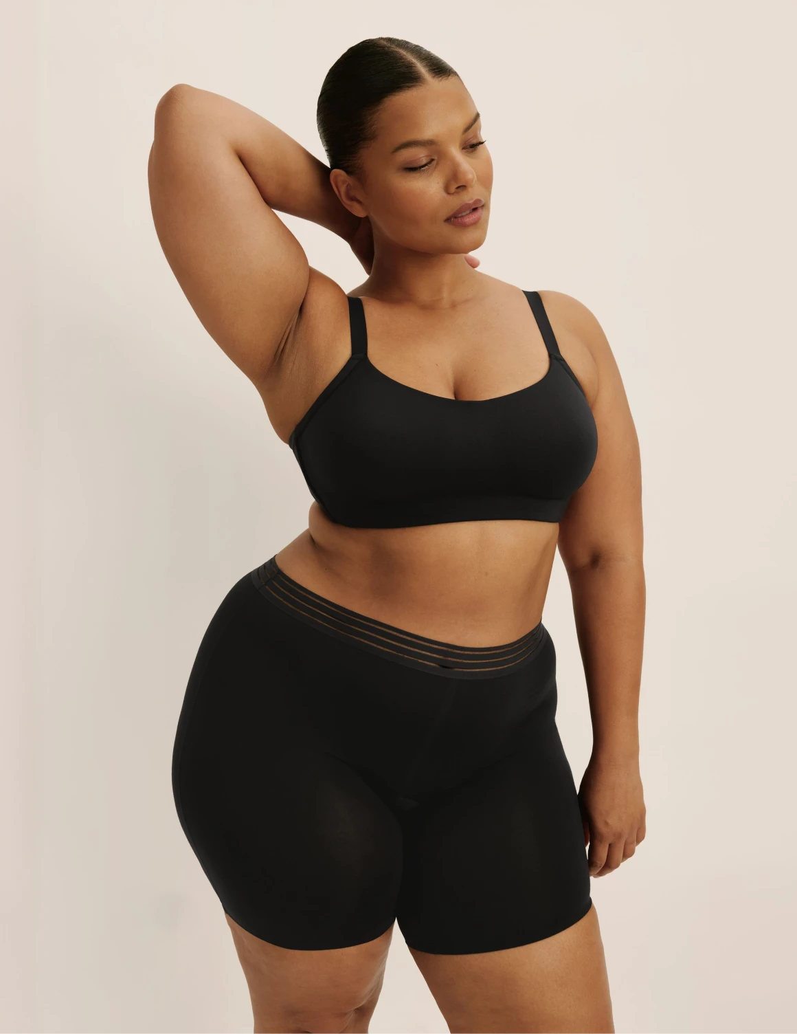 Leslie has 49” hips and wearing KNIX XXL | Black