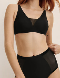 Molly is a 30B wearing KNIX XS | Black
