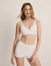 Esther has 38" hips and wears a Knix size M | White