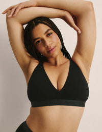 Abigail is a 34DD and wears a Knix size M+ | Black