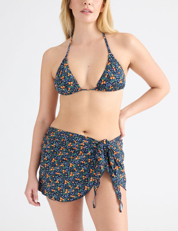 Isabelle has 40" hips and wears a Knix size M | Sea Lily