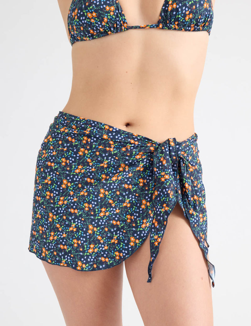 Isabelle has 40" hips and wears a Knix size M | Sea Lily
