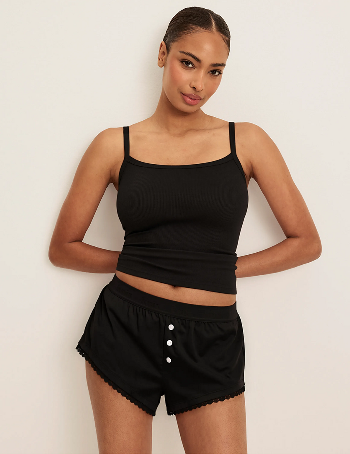 Ashley has 37.5“ hips and wears KNIX M | Full-body view of model wearing the Super Leakproof® Mini Dream Boxer highlighting the coverage and fit | Black