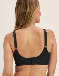 Megan is a 32E and wears a KNIX S++ | Black