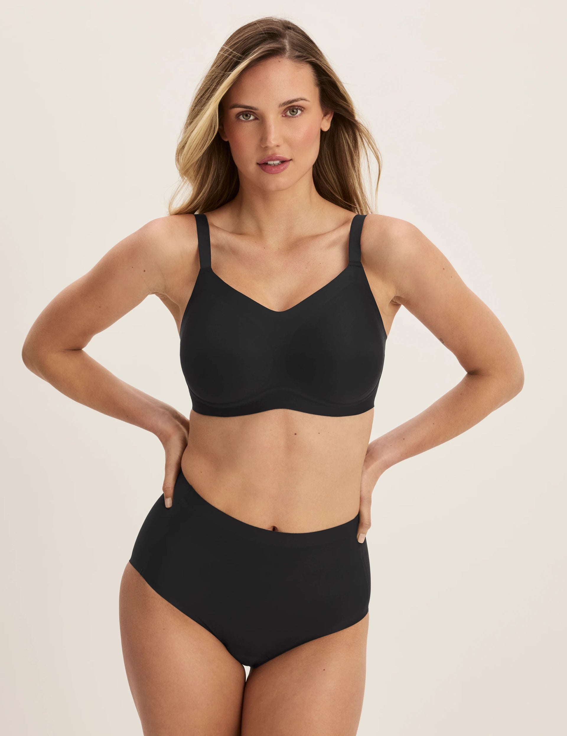 Megan is a 32E and wears a KNIX S++ | Black