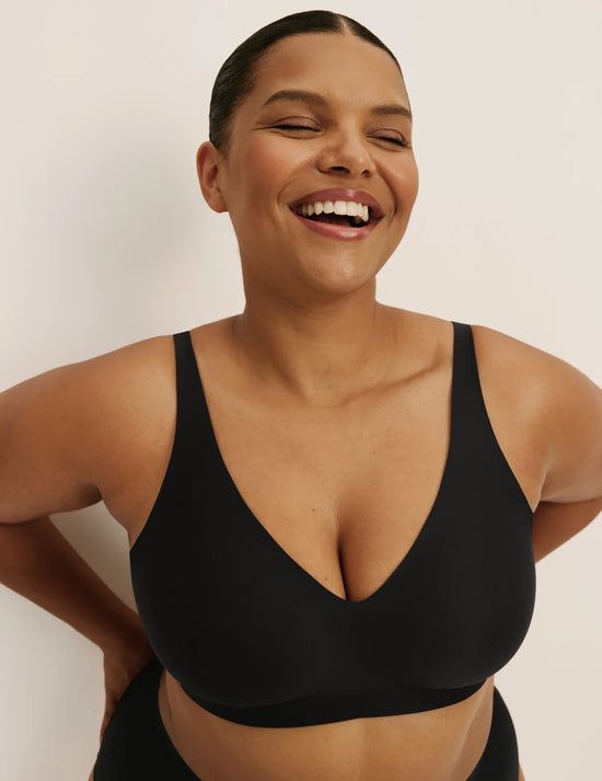 Leslie is a 38D and wearing KNIX XL+  | Black