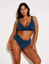 Maya has 43” hips and wears a Knix size L  | Horizon