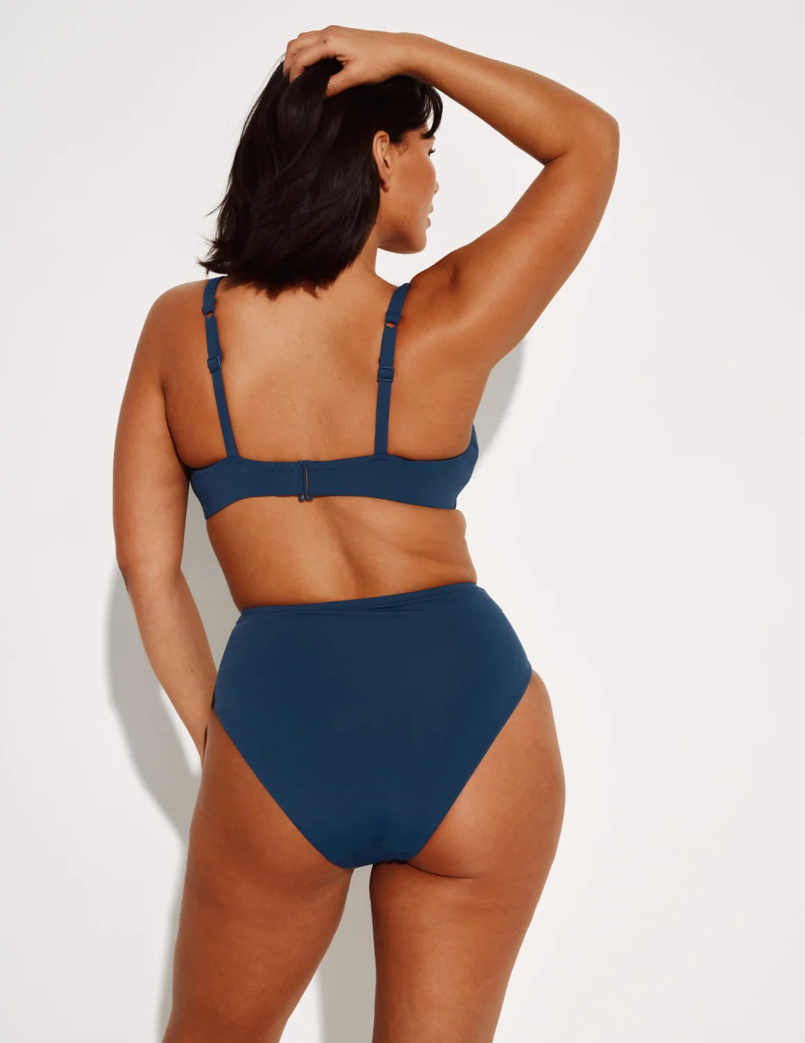 Maya has 43” hips and wears a Knix size L | Horizon