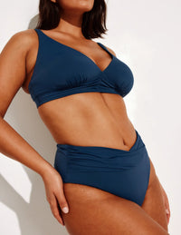Maya has 43” hips and wears a Knix size L | Horizon