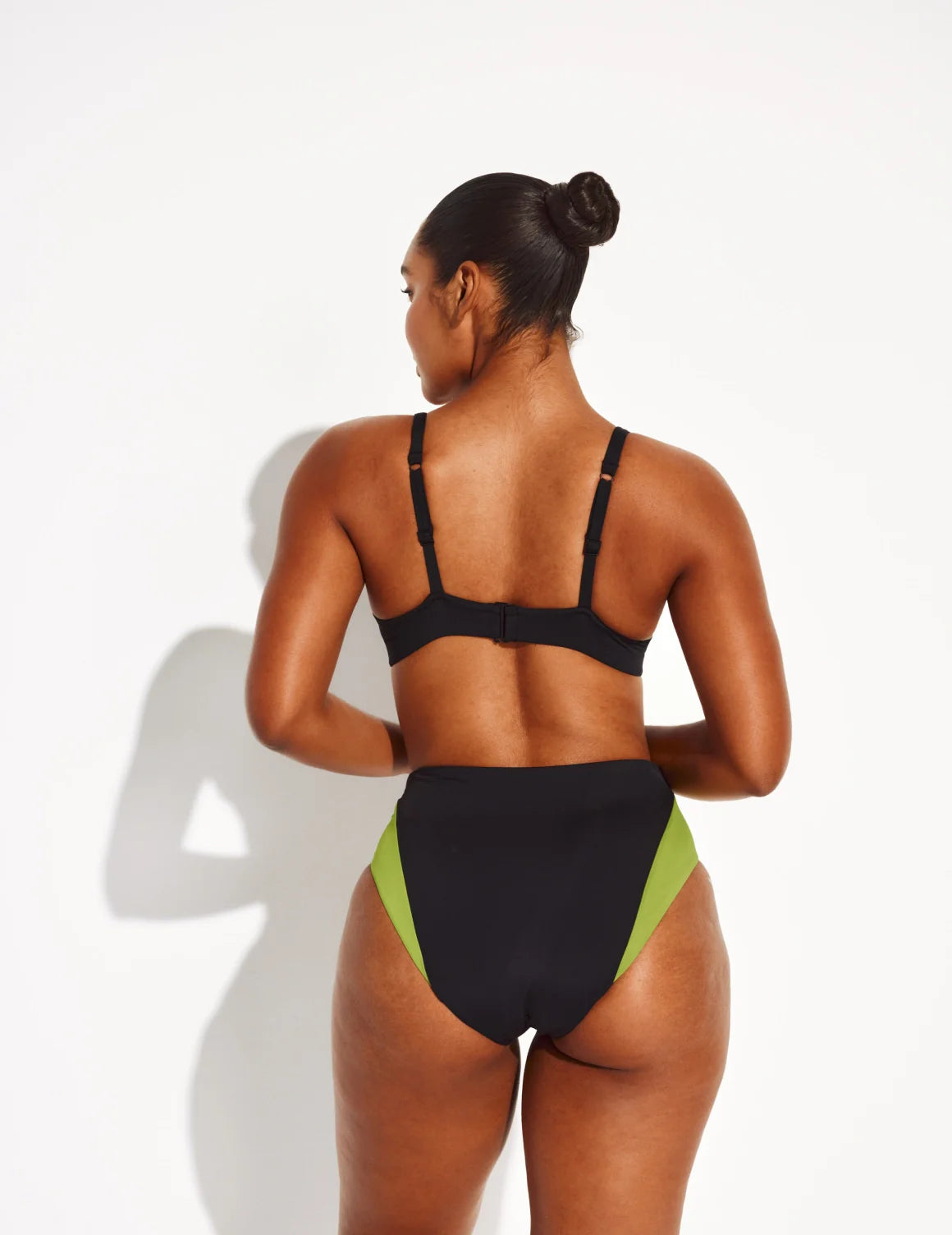 Amber is a 36C and wears a Knix size L | Black