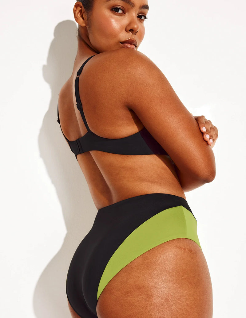 Amber is a 36C and wears a Knix size L | Black