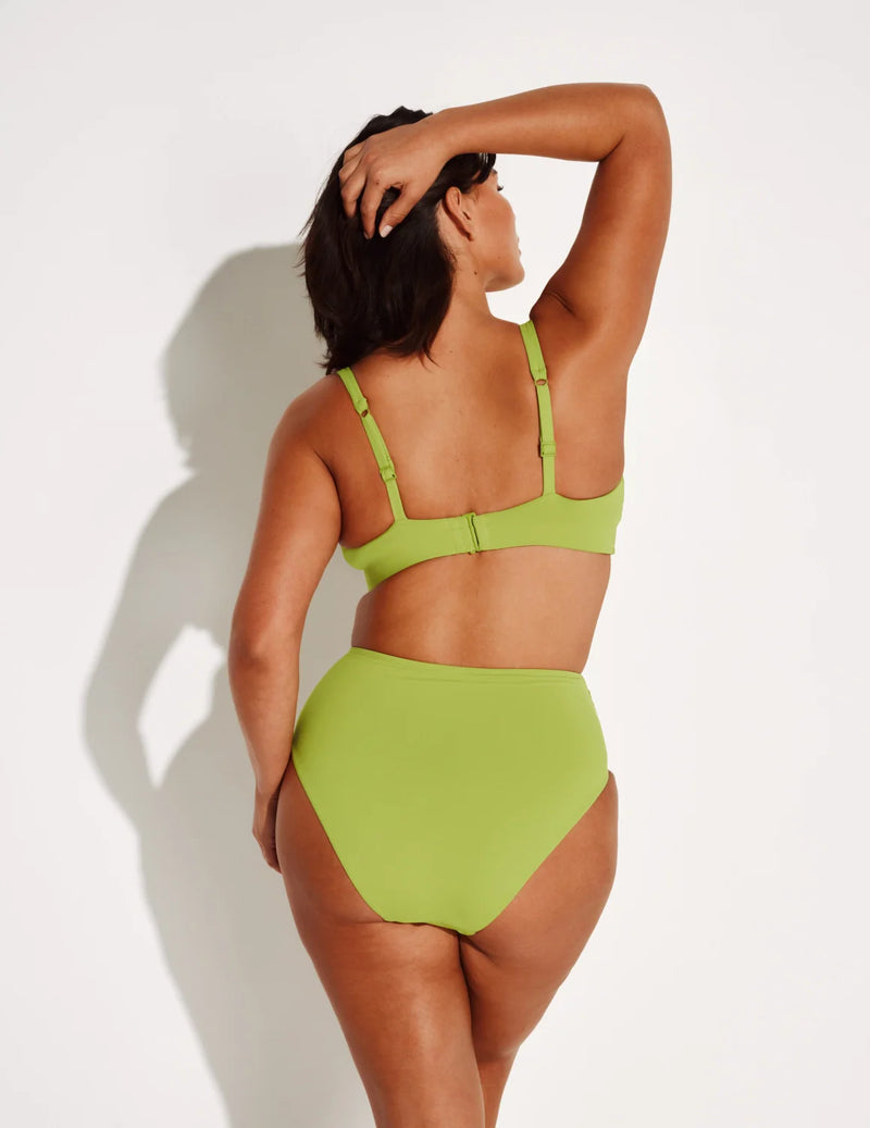 Maya is a 34DDD and wears a Knix size M+ | Chartreuse