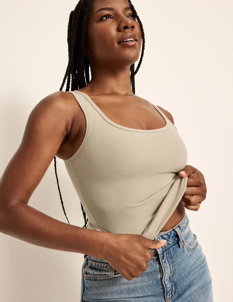 Gin is a 34DD wears a size M  | Fawn
