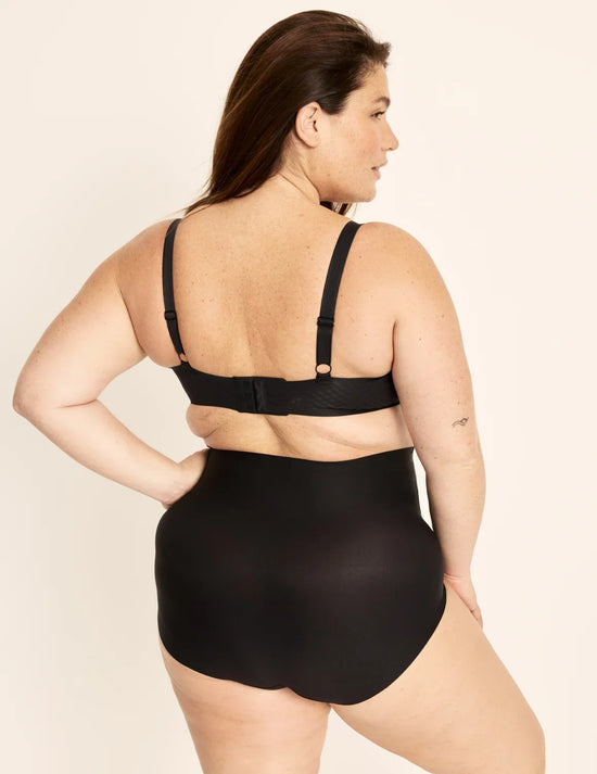 Clementine has 51" hips, is 5'9.5" tall and wears a size XXL | Black