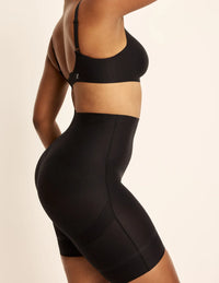 Amber has 46” hips, is 5’10.5” tall and wears a size L | Black