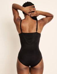 Gin is a 34DD, has 38” hips, is 5’8” tall and wears a size S+ | Black