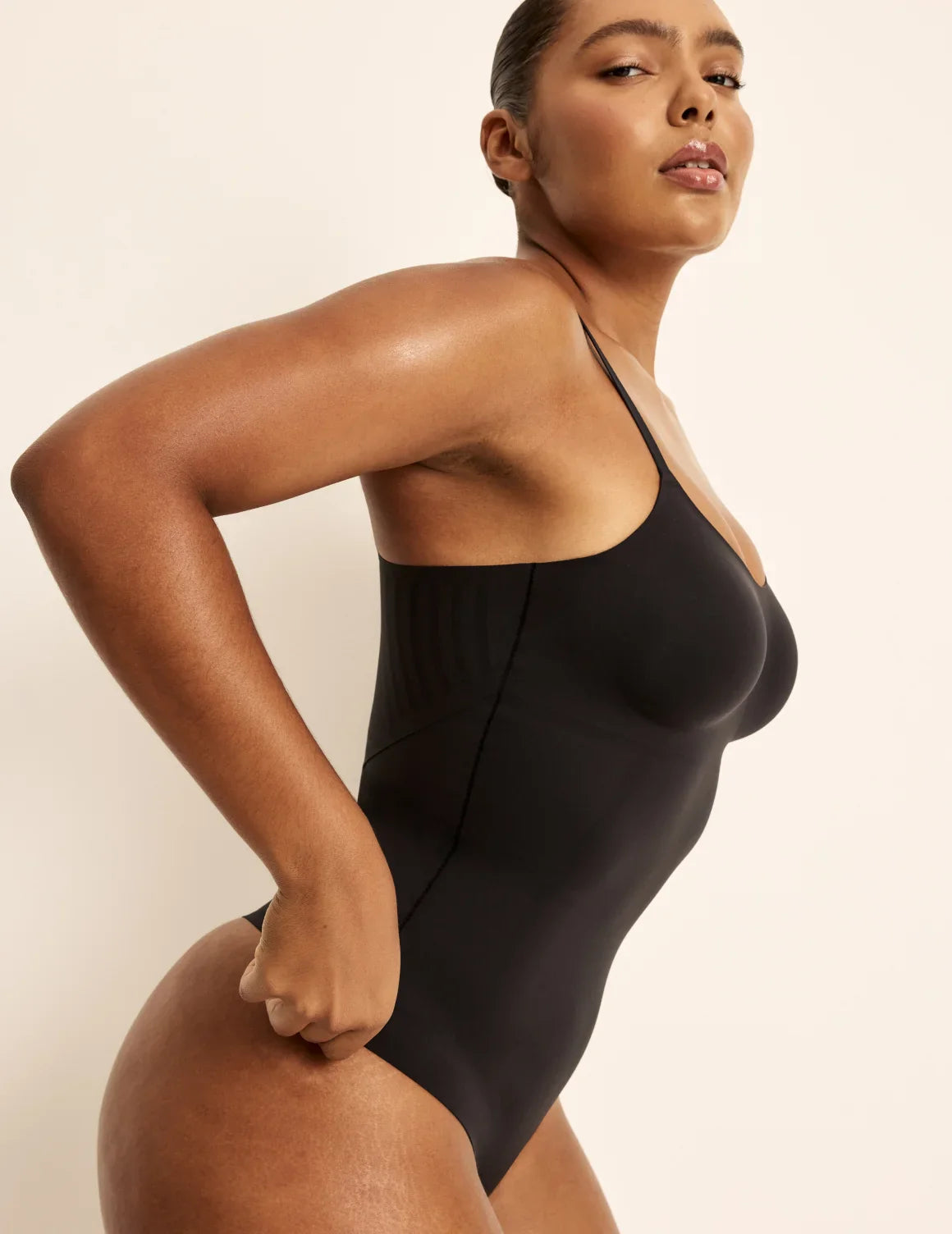 Amber is a 36C, has 46” hips, is 5’10.5” tall and wears a size L | Black