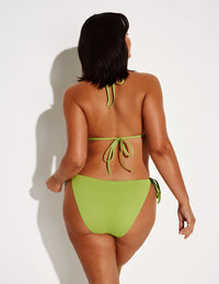 Maya has 43” hips and wears a Knix size L | Chartreuse
