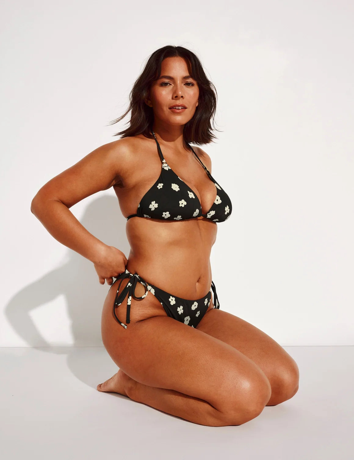 Maya has 43” hips and wears a Knix size L | Daisy