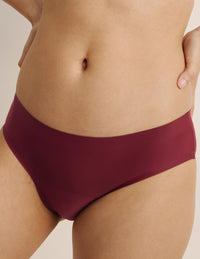 Julie has 33.5” hips and wears KNIX S | Dark Cherry