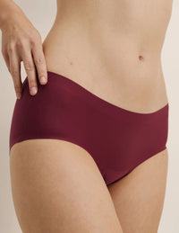 Molly has 35.5” hips and wears KNIX S | Dark Cherry