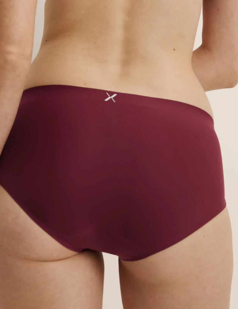 Molly has 35.5” hips and wears KNIX S | Dark Cherry