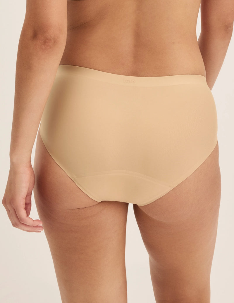 Megan has 36.5” hips and wears KNIX S | Warm Sand