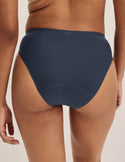 Ashley has 39” hips and wears KNIX S | Twilight Navy