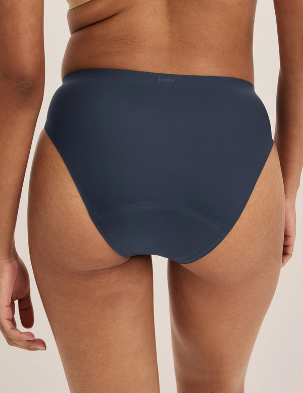 Ashley has 39” hips and wears KNIX S | Twilight Navy