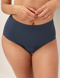 Megan has 36.5” hips and wears KNIX S | Twilight Navy