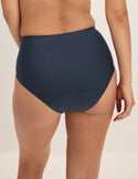 Megan has 36.5” hips and wears KNIX S | Twilight Navy