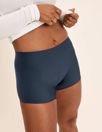 Maya has 40” hips and wears KNIX M | Twilight Navy