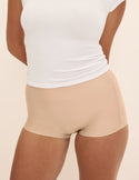 Sarah has 38.5” hips and wears KNIX M | Warm Sand