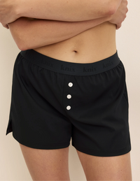 Sarah has 38.5” hips and wearing KNIX M | Black