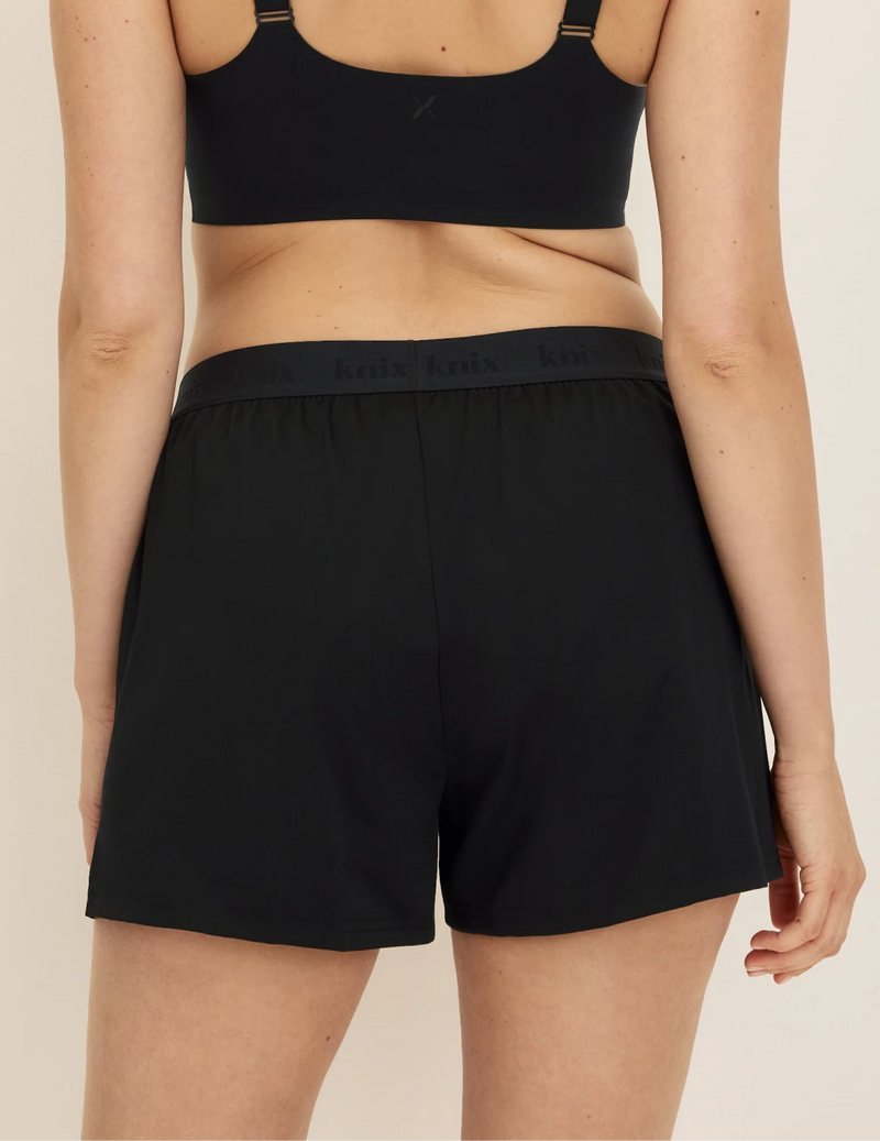 Sarah has 38.5” hips and wearing KNIX M | Black