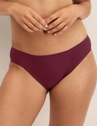 Megan has 36.5” hips and wears KNIX S | Dark Cherry