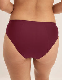 Megan has 36.5” hips and wears KNIX S | Dark Cherry