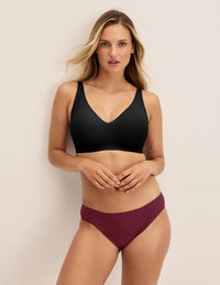 Megan has 36.5” hips and wears KNIX S | Dark Cherry