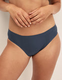 |Megan has 36.5” hips and wears KNIX S | Twilight Navy
