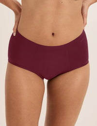 Megan has 36.5” hips and wears KNIX S | Dark Cherry