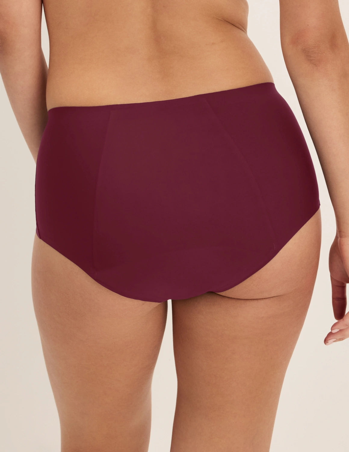 Megan has 36.5” hips and wears KNIX S | Dark Cherry