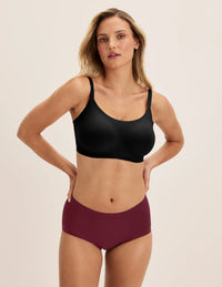 Megan has 36.5” hips and wears KNIX S | Dark Cherry