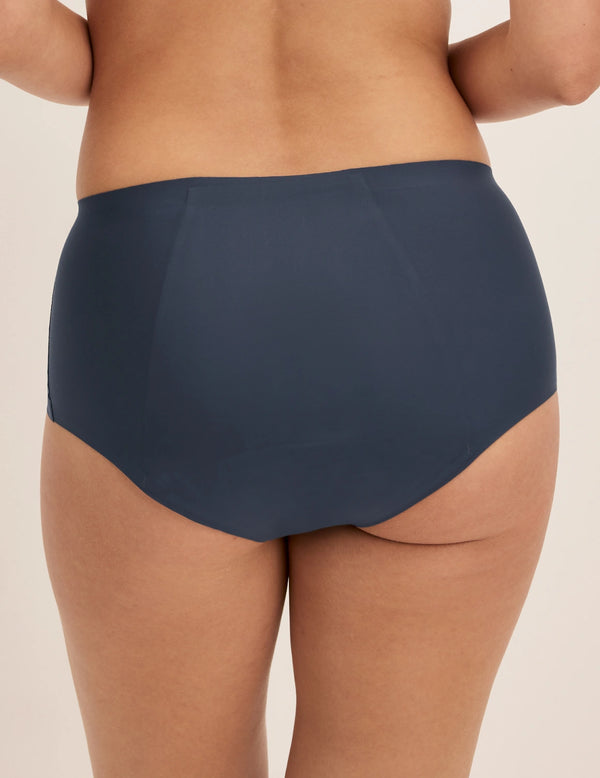 Megan has 36.5” hips and wears KNIX S | Twilight Navy