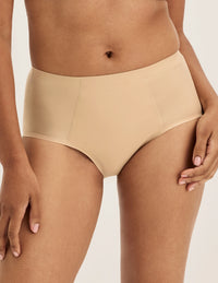 Ashley has 39” hips and wears KNIX S | Warm Sand