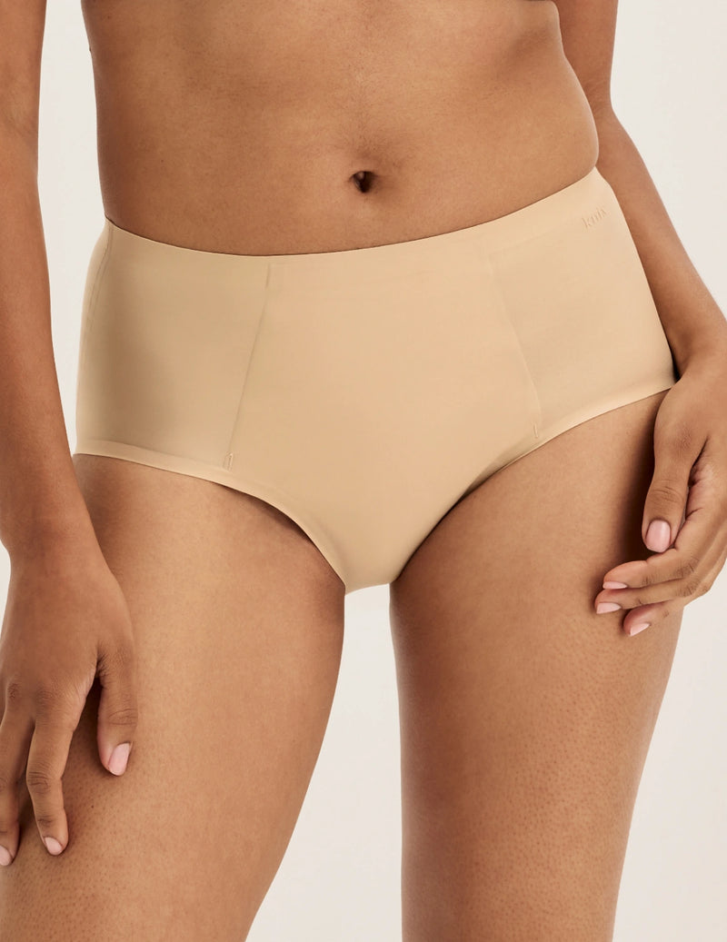 Ashley has 39” hips and wears KNIX S | Warm Sand