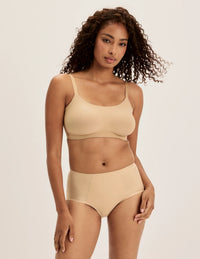 Ashley has 39” hips and wears KNIX S | Warm Sand
