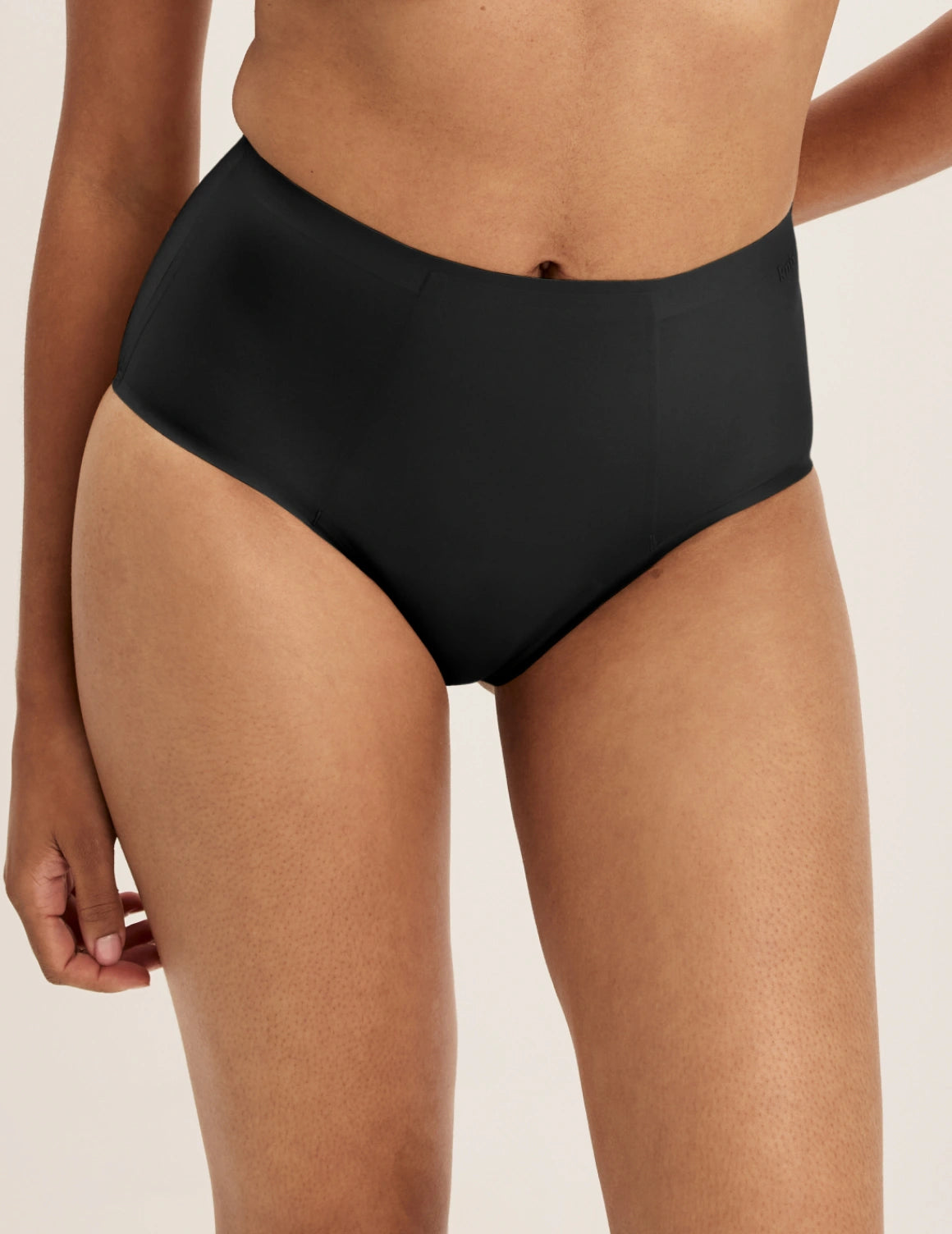 Ashley has 39” hips and wears KNIX S | Black