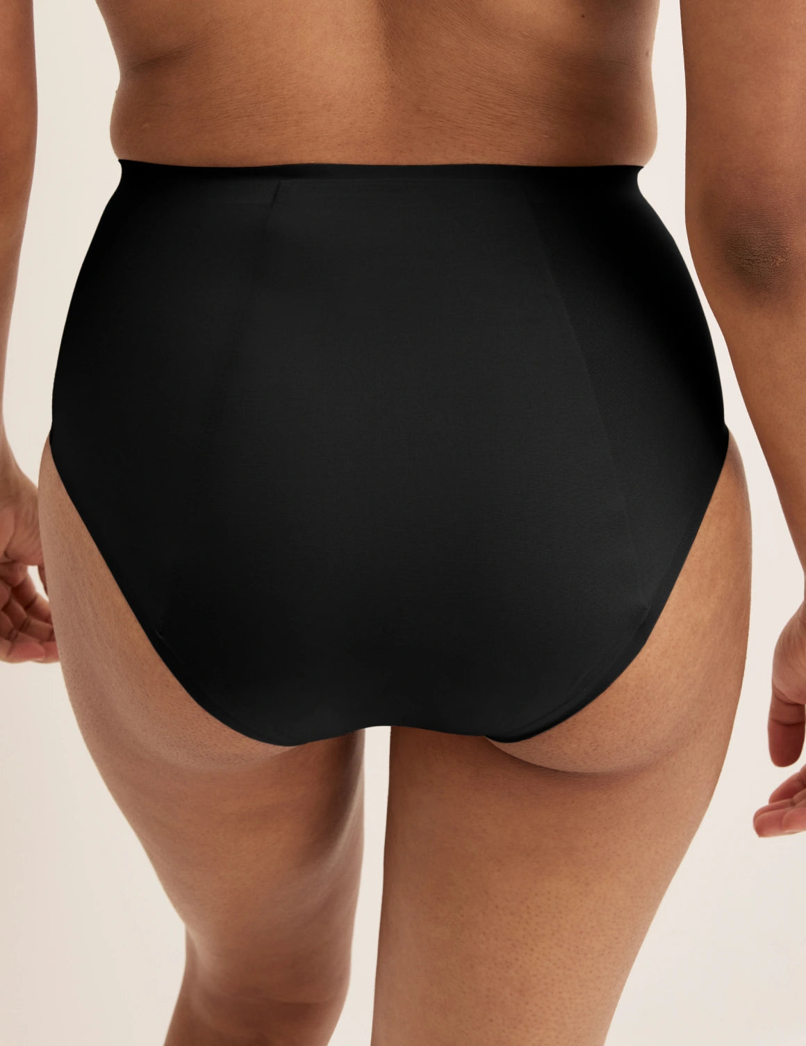 Ashley has 39” hips and wears KNIX S | Black